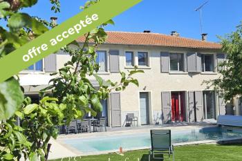 Centre ville, une maison lumineuse, jardin arboré, piscine, garage !