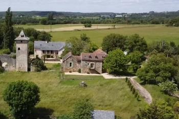 Deux gites, un studio, piscine et terrain à la campagne