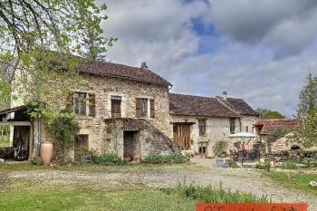 A lovely corps de ferme with outbuildings, pool and 2892m2 of gardens