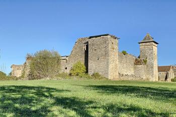 3 logements, ruines d'un château du 13° Siècle et 