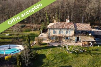 A wonderful country house overlooking its vineyards