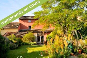 Maison en ville et jardin arboré