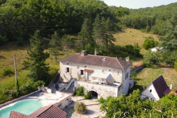 Pretty farmstead with two houses, pool, outbuildings and land of 6,7 ha