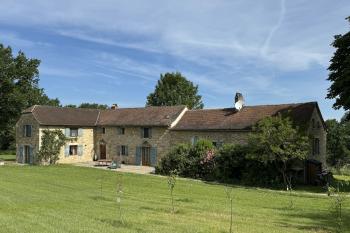 Jolie maison en pierre  avec piscine et terrain