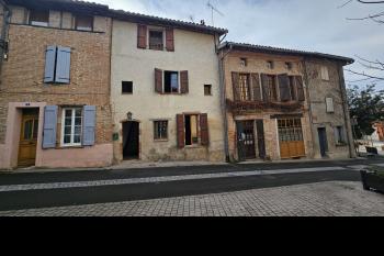 Maison de ville au calme,  à restaurer.