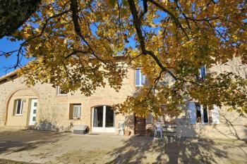 Ferme rénovée, dépendances, beau point de vue