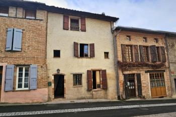 Maison de ville au calme,  à restaurer.