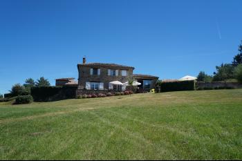 Deux maisons en pierre, dépendances, piscine et terrain de 1,8 hectares