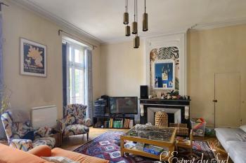 Bourgeois building, garden, and two premises or flats for rent