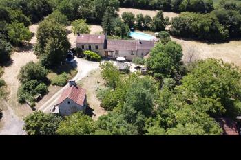 Un joli corps de ferme, dependances et piscine