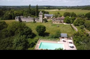 Two houses, studio, pool, 7,3 ha of pasture and woodland and ruins of a chateau