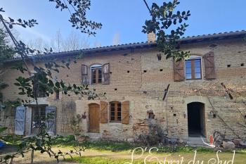 Une grande ferme traditionnelle sur un beau terrain arboré