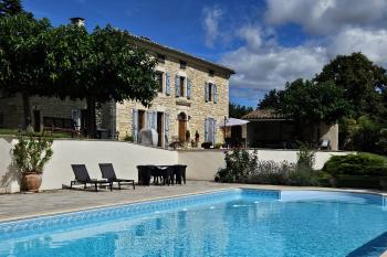 Maison bourgeoise en pierre, grande piscine et dépendance