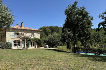 A wonderful country house overlooking its vineyards