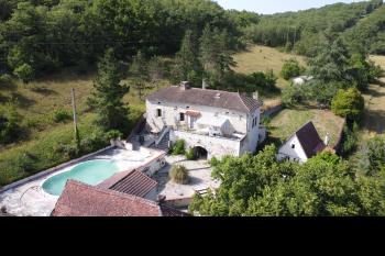 Pretty farmstead with two houses, pool, outbuildings and land of 6,7 ha