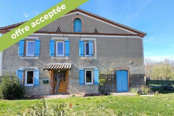 Authenticity and serenity for this charming house to renovate