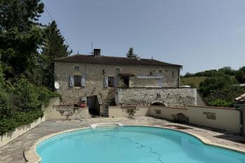 Pretty farmstead with two houses, pool, outbuildings and land of 6,7 ha
